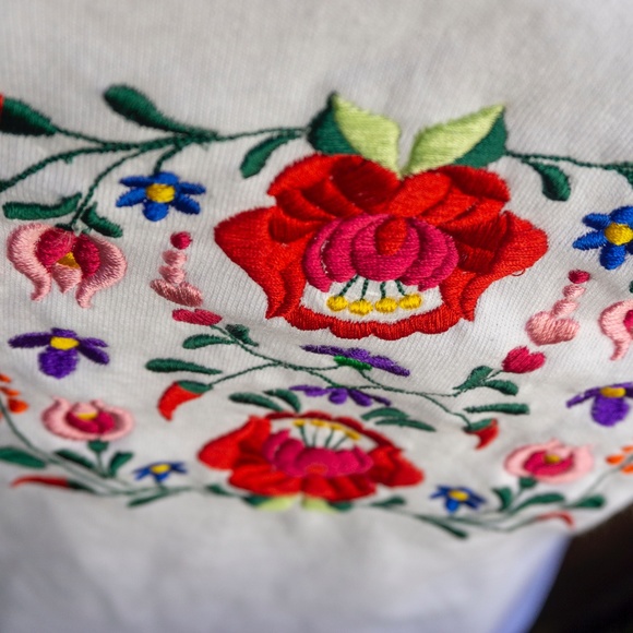 Embroidered Woman T-shirt with hungarian Kalocsa Flower design - Picture 6 of 8